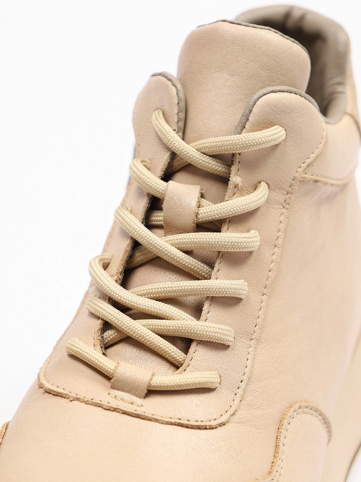 Кроссовки бежевого цвета на рельефной подошве